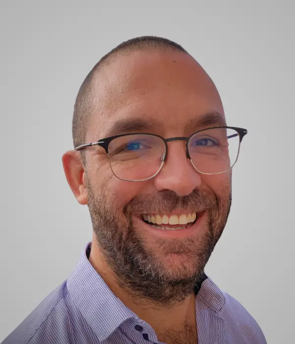 photo de profil de Sam gleize avec des lunettes sur un fond gris/bleu